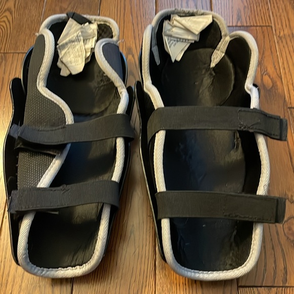 🔥 2/$25 - Powertek hockey knee/shin pads kids - Picture 2 of 2